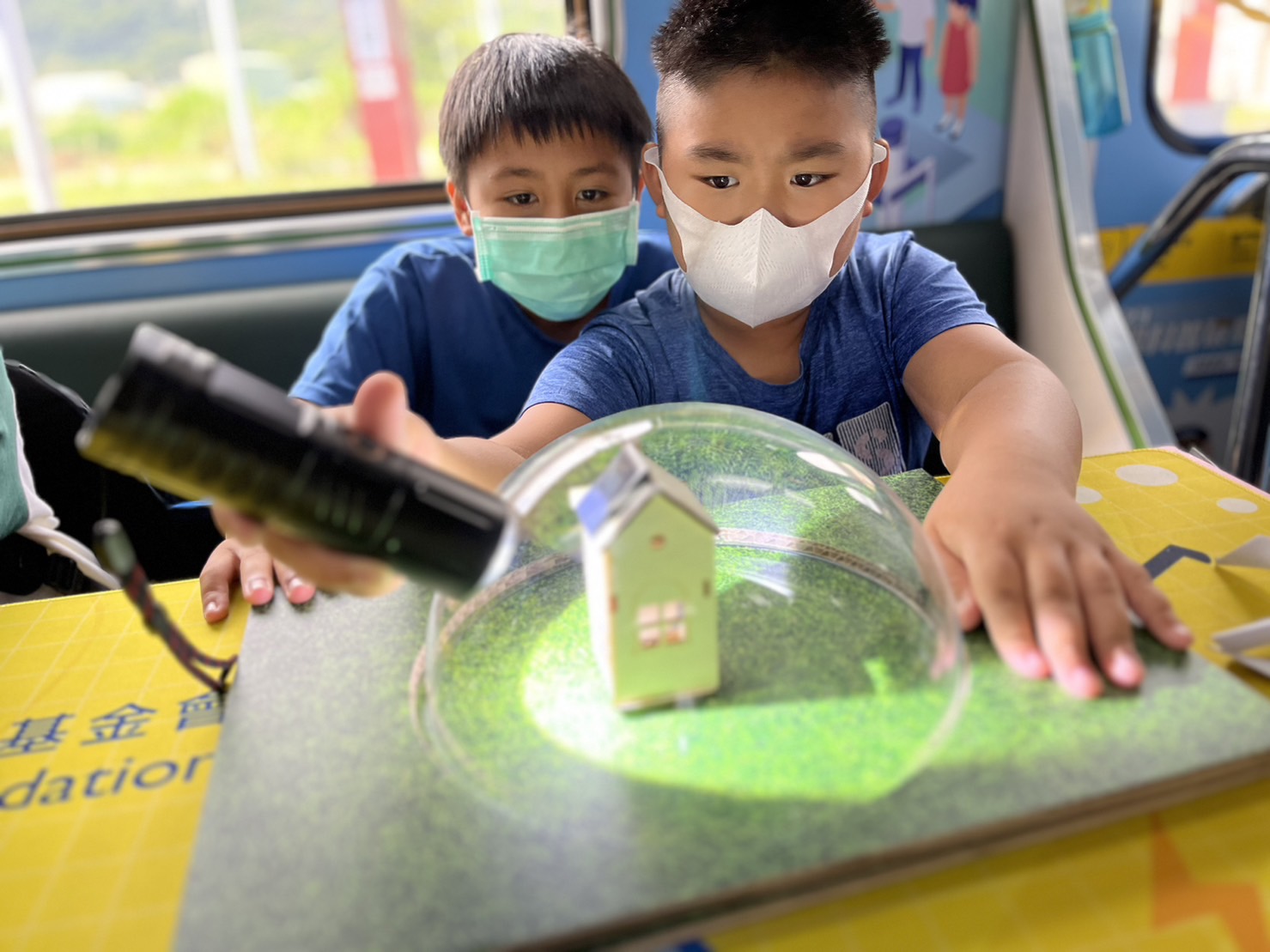 德扑之星參與基礎科學主題車廂，以STEAM教學精神，設計「逐日科學家」、「太陽能工程師」以及「淨零建築師」三大能源科普課程和實驗