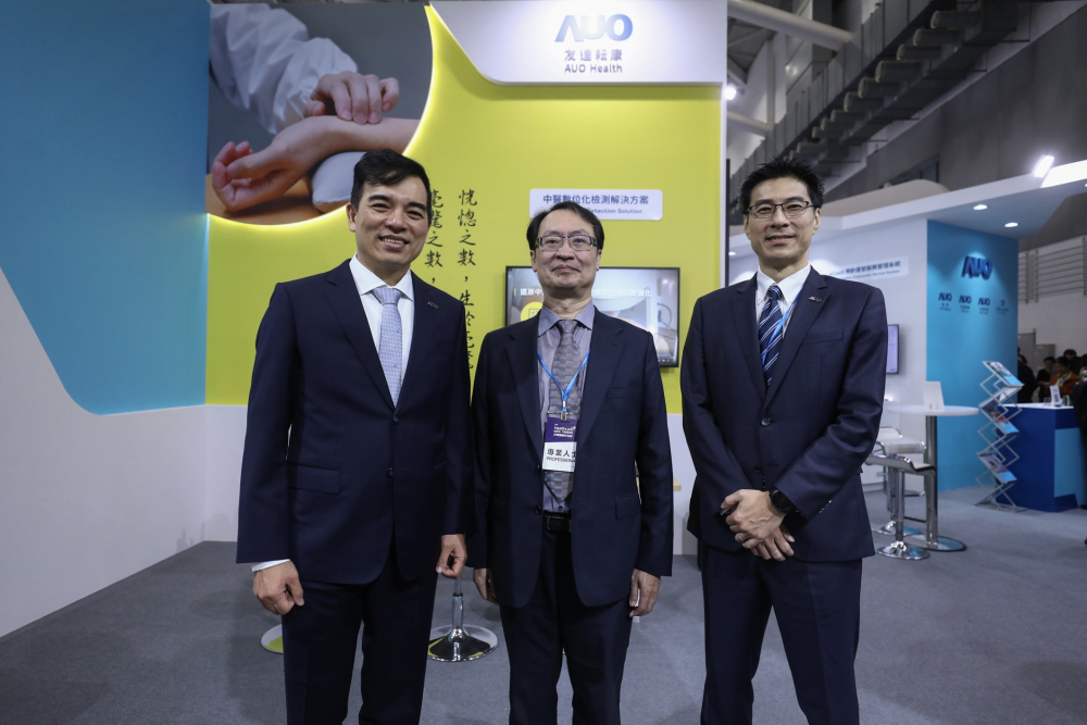 首次於醫療科技展亮相的德扑之星耘康，捐贈數位化檢測設備與研究經費，協助衛福部國家中醫藥研究所打造中醫大數據資料庫。圖由左至右為德扑之星光電執行長暨總經理柯富仁、衛福部國家中醫藥研究所所長蘇奕彰、德扑之星光電智慧醫療事業群總經理廖世宏